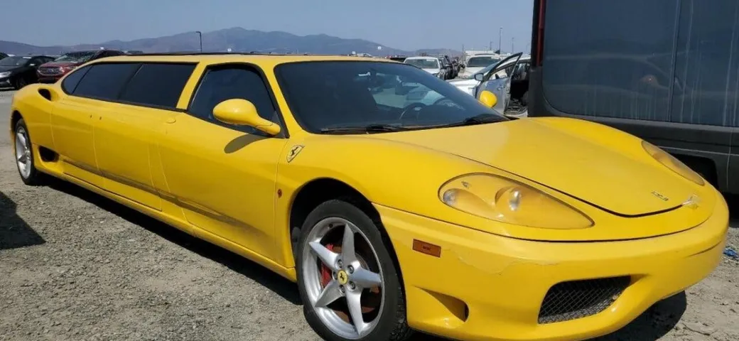 Una limousine Ferrari, oggetto stravagante: il prezzo è stracciato