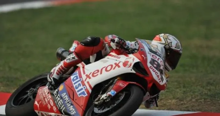WSBK a Magny-Cours: Michel Fabrizio su tutti nella prima sessione di qualifica. Haga 3° precede Spies