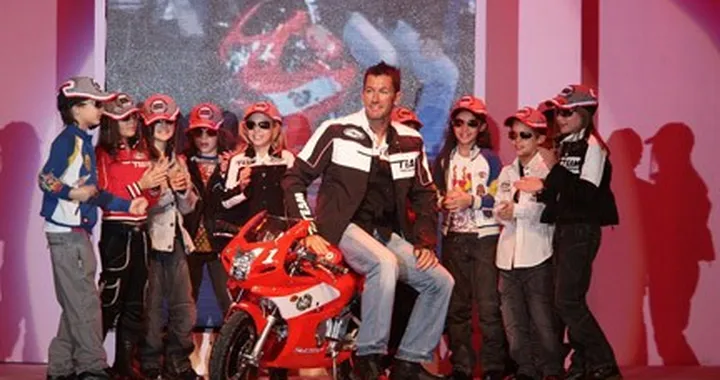 Troy Bayliss sfila a Pitti Bimbo