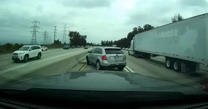 Invade la corsia e vuole avere ragione, ma la dashcam riprende tutto [Video]