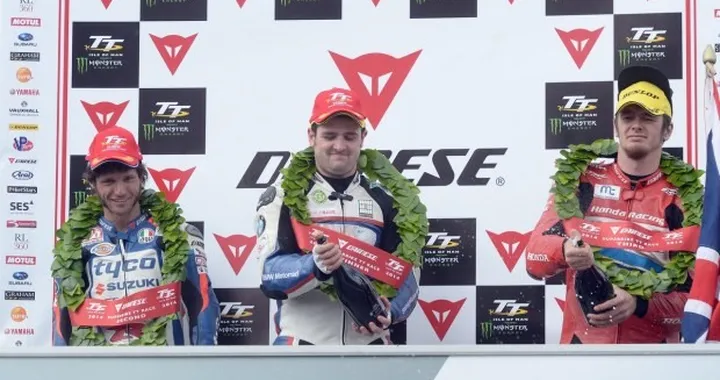 TT 2014: Michael Dunlop regala il trionfo alla BMW nella prima gara Superbike