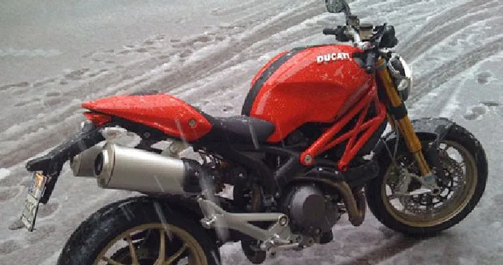 Comparativa: Ducati Monster 1100 S vs Gatto delle nevi...