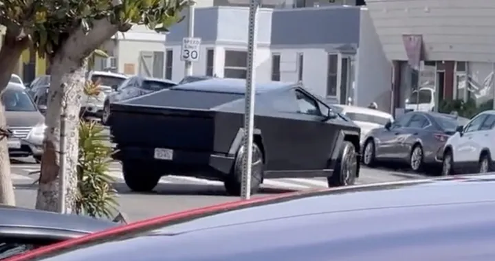Tesla Cybertruck avvistato per la prima volta in nero opaco