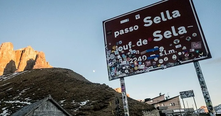 Dolomiti: Passo Sella a numero chiuso per auto e moto.