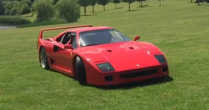 Ferrari F40 e Ferrari Enzo in drifting sul prato [Video]