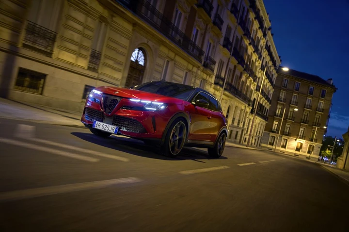 Alfa Romeo Junior, gli allestimenti diventano più ricchi: dotazioni aumentate