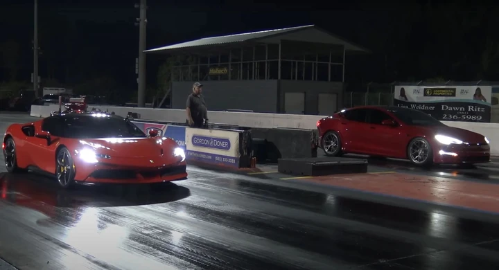 Ferrari SF90 Stradale vs Tesla Model S Plaid: chi vince la drag race? [Video]