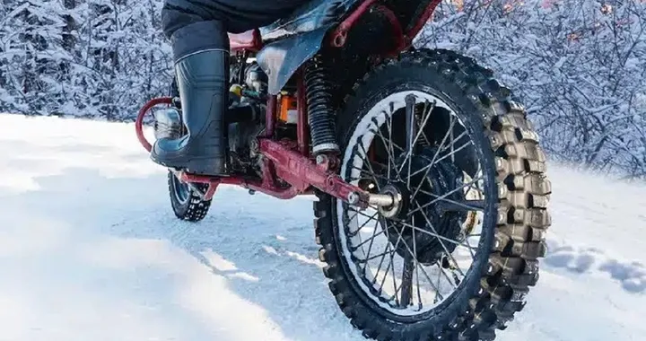 Guidare la moto quando nevica si può? Il chiarimento di Assogomma
