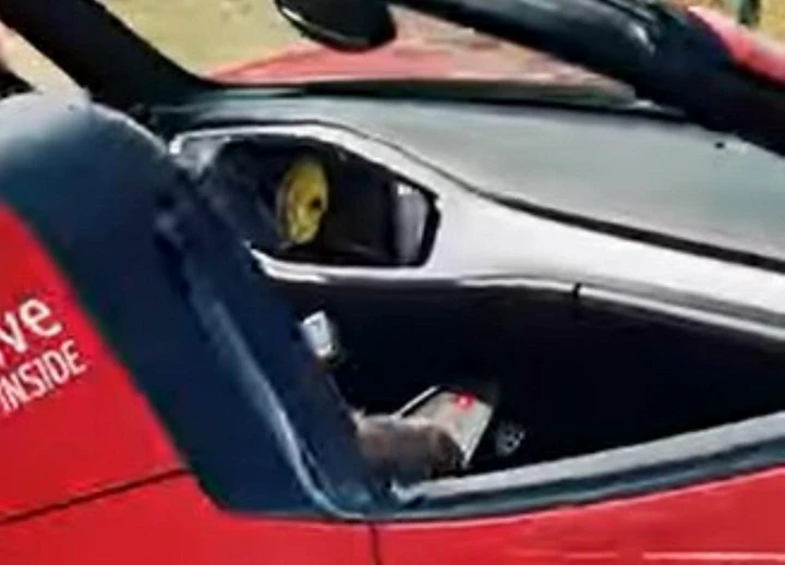 La Ferrari 458 Spider che marcia senza volante [Video]