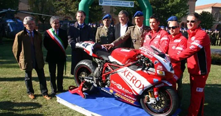 Troy Bayliss festeggia volando!
