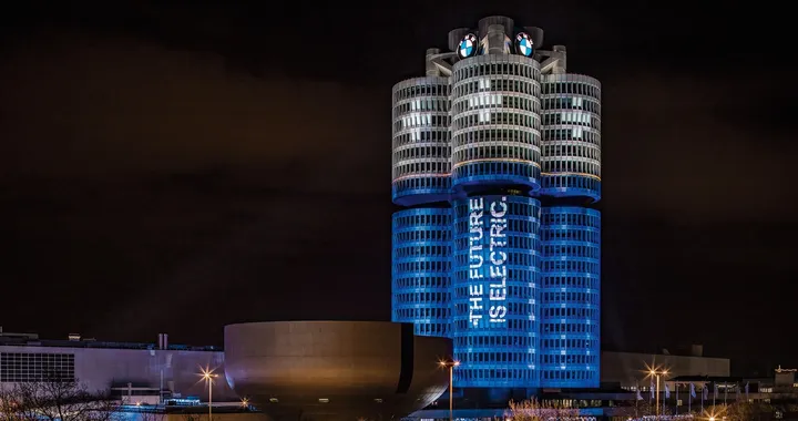 BMW Group: la sede di Monaco illuminata come una pila [Video]