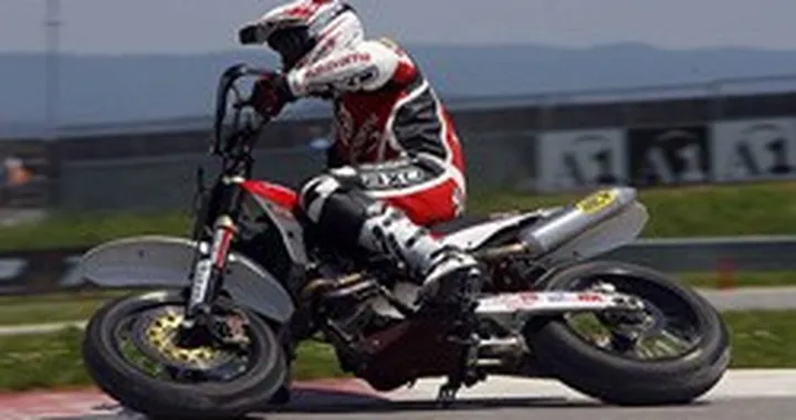 Le Husqvarna supermotard in prova a Milano