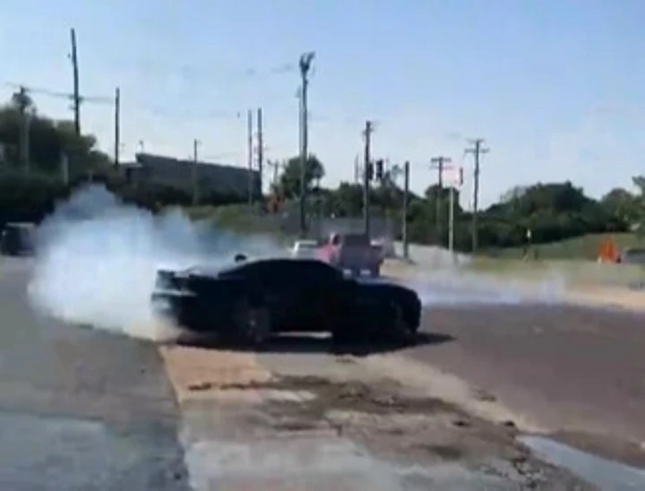 Con la Chevrolet Camaro SS fa lo show ma va a sbattere [Video]