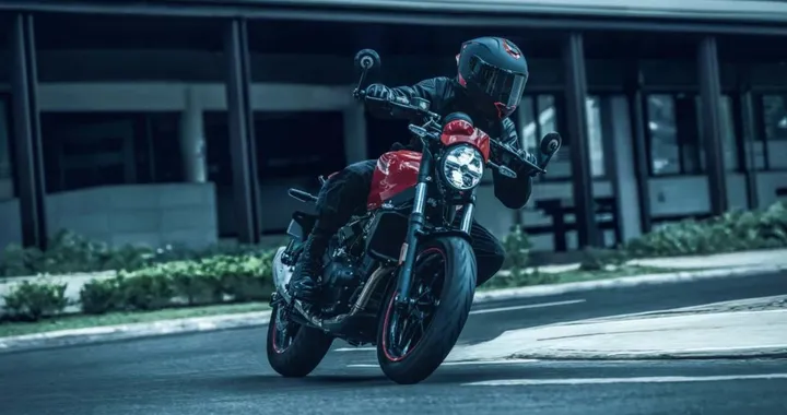 Royal Enfield Guerrilla 450 Apex: più sportiva, più precisa, più divertente