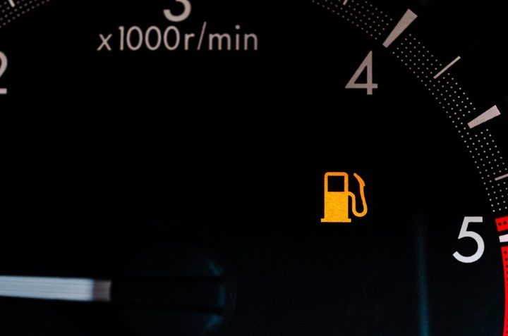 Spia della benzina accesa, quanti km puoi fare davvero prima di restare a piedi?