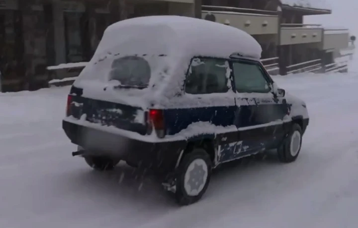 La neve ferma i SUV, ma non la Fiat Panda 4x4 [Video]