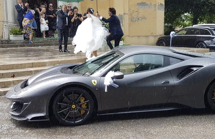 Uccio si sposa e Valentino fa da testimone e... Autista di lusso