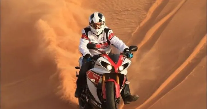 Stéphane Peterhansel tra le dune con la Yamaha R1