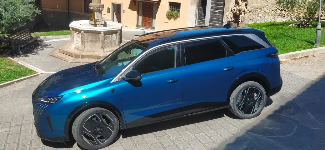 Peugeot E-5008: il SUV elettrico che fa spazio al futuro
