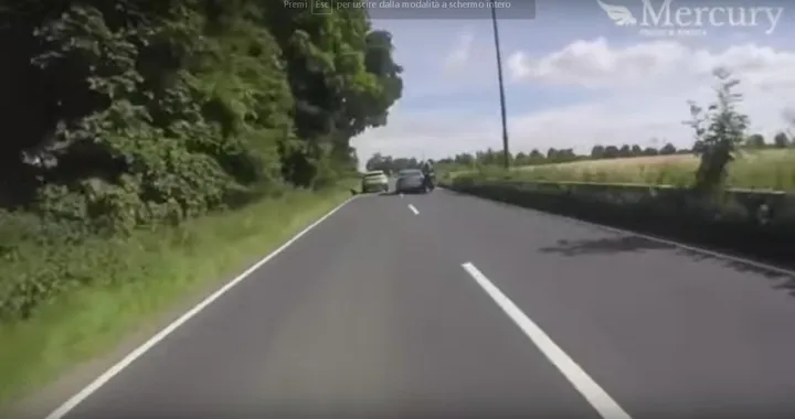 Motociclista buttato giù da un automobilista che scappa [Video]