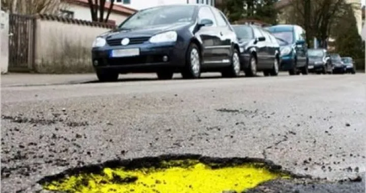 Sicurezza stradale: da un progetto del Politecnico di Milano, buche colorate per renderle più evidenti.