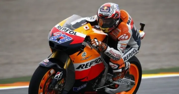 MotoGP: a Valencia vince Stoner in volata su Ben Spies. Dovi Terzo, Rossi out