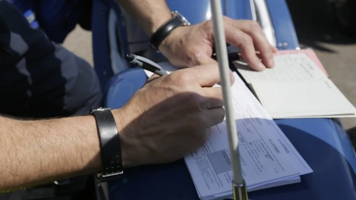 Espongono vigilessa di cartone: 250 euro di multa