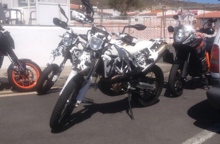 Husqvarna 701 Enduro e Supermoto: foto spia
