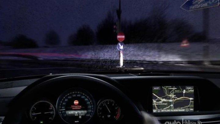 Mercedes Real Life Safety: debutta il sistema per prevenire i casi di guida in contromano