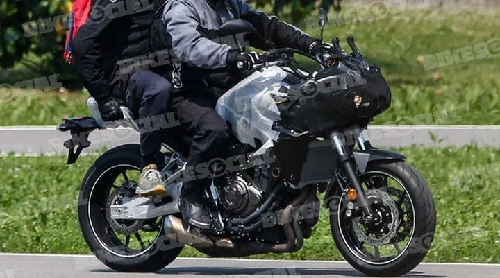 Yamaha MT-07 Tracer 2016: prime foto spia