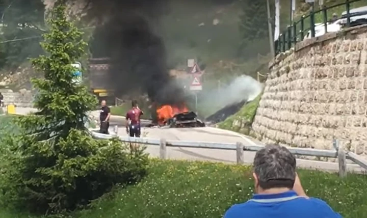 Una McLaren va a fuoco sul passo del Pordoi [Video]