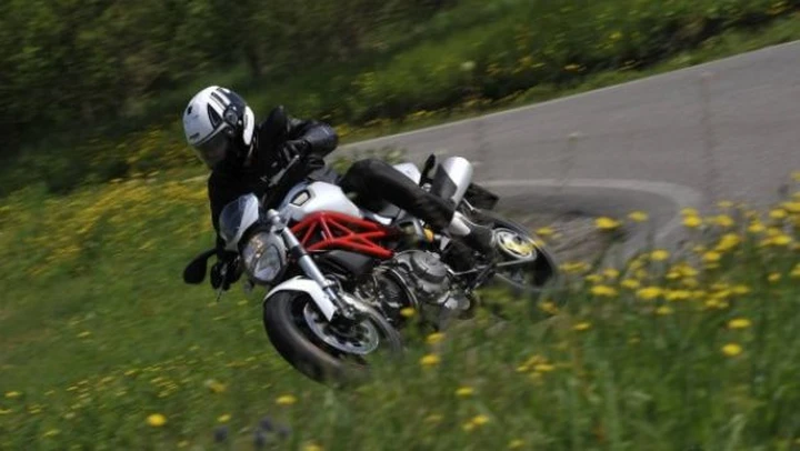 TEST: Faccia a faccia con la Ducati Monster 796
