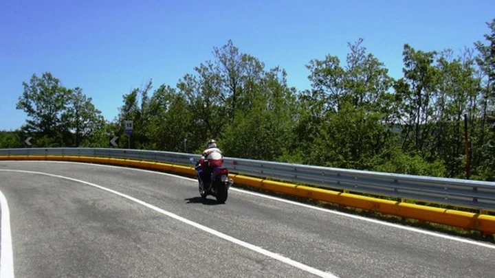 M5S deposita risoluzione per l’installazione di barriere salva-motociclisti