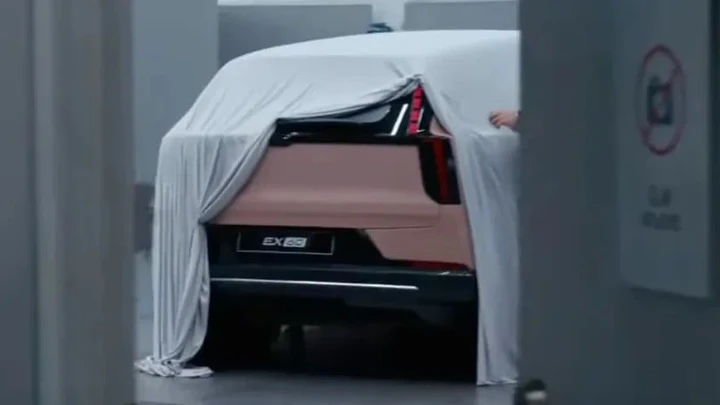 Volvo EX60, un'immagine scopre la forma del SUV di fascia alta