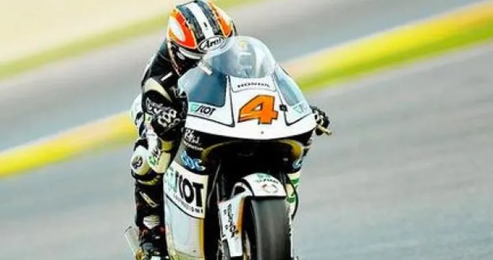 Hiroshi Aoyama, mondiale col brivido. Fuori Simoncelli, vince Barbera
