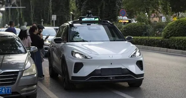 Cina, l’auto prende la multa da sola: ecco chi dovrà pagarla