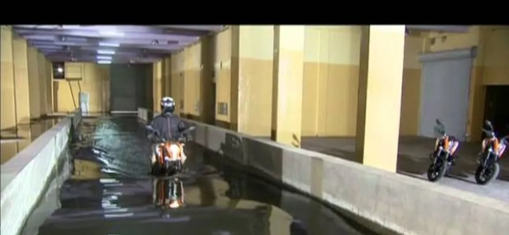 KTM rassicura gli indiani: la 200 Duke sa nuotare /video