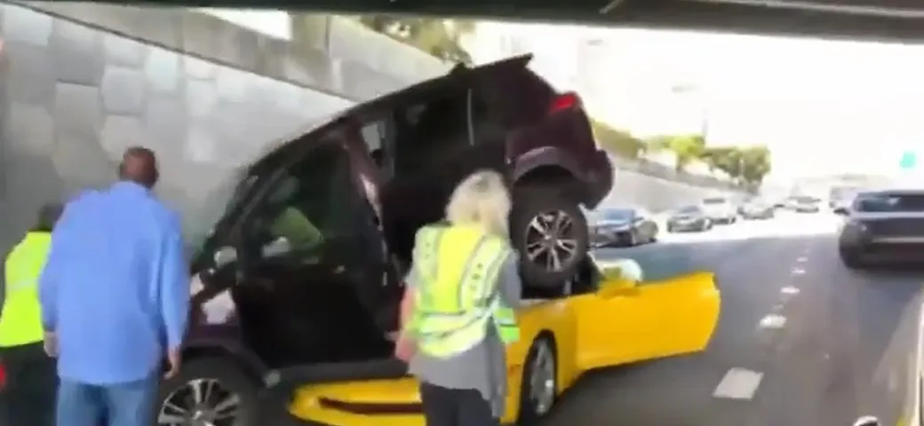 Chevrolet Corvette C6 finisce sotto il SUV: video dell'incidente