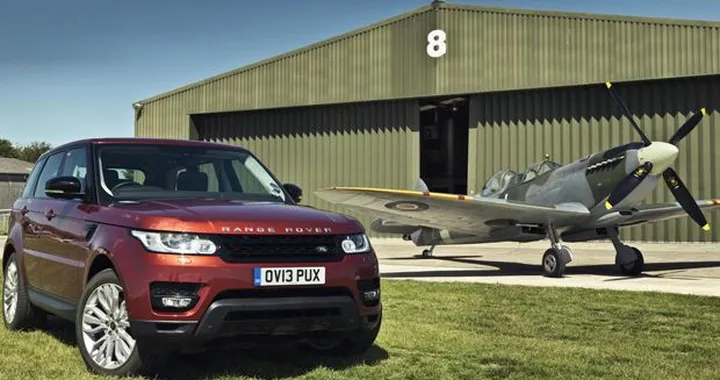 Range Rover Sport: in video contro uno Spitfire
