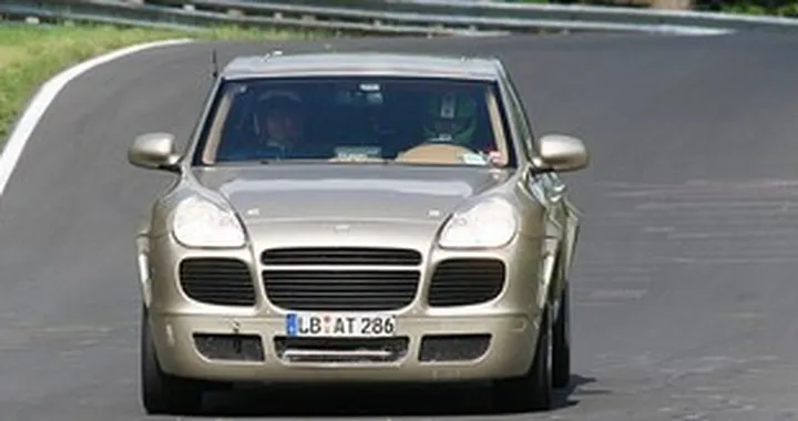 Foto spia: una strana Porsche Cayenne al Nurburgring