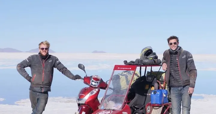 Un viaggio di 55.000 km in sella ad un Honda SH 300 trasformato in sidecar: è Guinness World Record