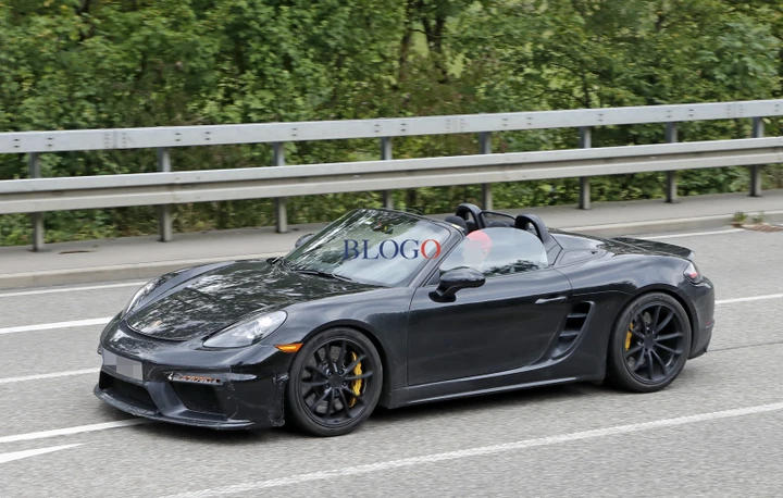 Nuova Porsche Boxster Spyder: foto spia su strada