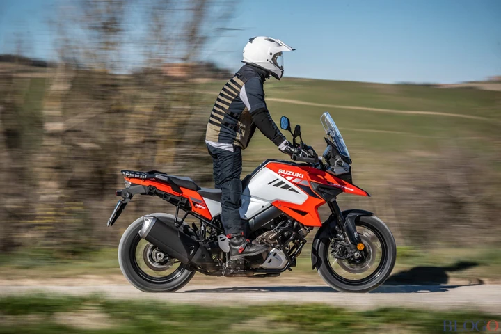 Suzuki V-Strom 1050XT: primo contatto fra i colli senesi