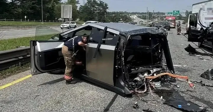 Cybertruck distrutto in un maxi incidente: il pickup Tesla si divide in due