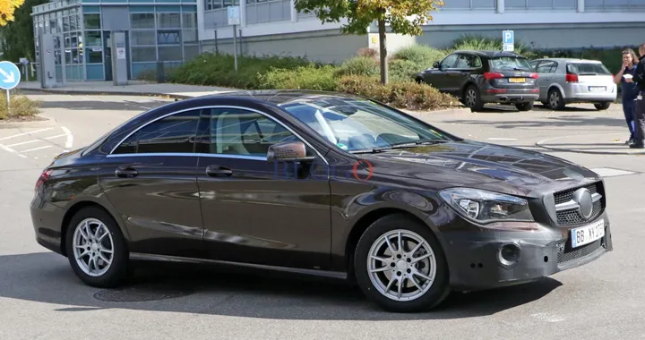 Mercedes CLA 2016: foto spia del facelift