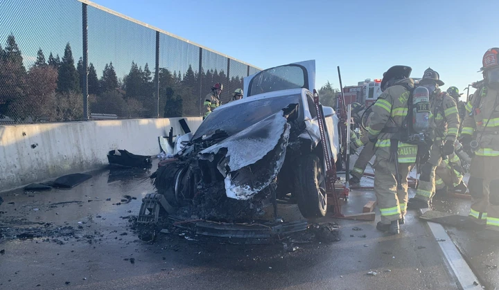 Tesla Model S ferma da tre mesi prende fuoco all'improvviso [VIDEO]