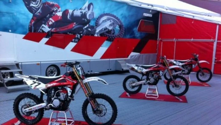 Husqvarna presenta i team Enduro e Cross per il 2012
