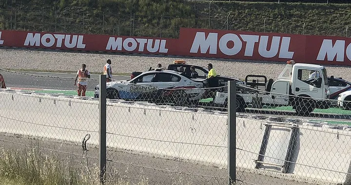 MotoGP Barcellona, incidente alla BMW M5 Safety Car