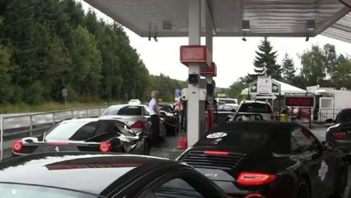 Decine di supercar in coda dal benzinaio in video