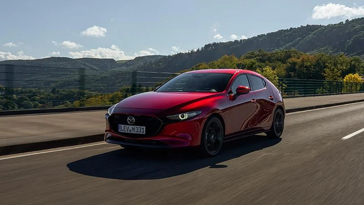 Mazda3 MY2027: più sicurezza, nuova Homura Plus e prezzi da 28.250 euro